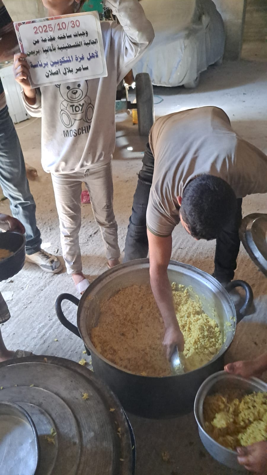 الجالية الفلسطينية في بريمن توزع وجبات ساخنة وسقيا الماء على النازحين بخان يونس